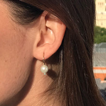 Load image into Gallery viewer, Pearl earring on model